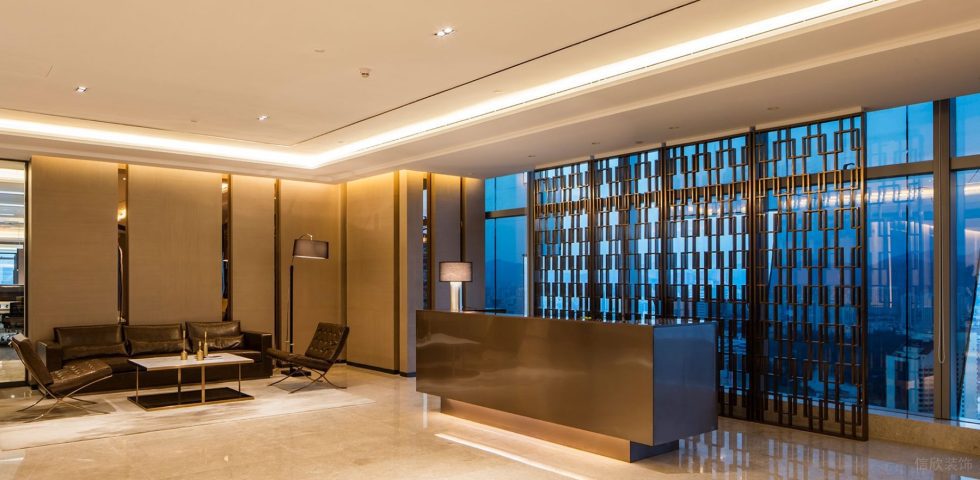 暖色調(diào)現(xiàn)代輕奢風(fēng)辦公室裝修設(shè)計深色系接待處 暖色調(diào)現(xiàn)代輕奢風(fēng)辦公室裝修設(shè)計深色系接待處