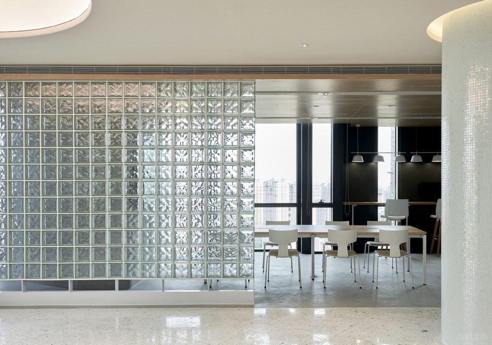 暖色黑白灰極簡風(fēng)辦公室裝修設(shè)計米白色過道 暖色黑白灰極簡風(fēng)辦公室裝修設(shè)計米白色過道