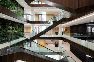 深暖色現(xiàn)代簡約風辦公室裝修設(shè)計深木色樓梯效果圖