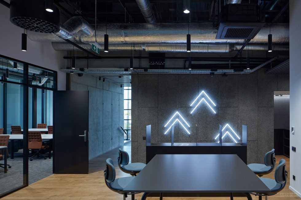 深色工業(yè)風(fēng)辦公室裝修設(shè)計(jì)灰色系開(kāi)放式討論區(qū)效果圖