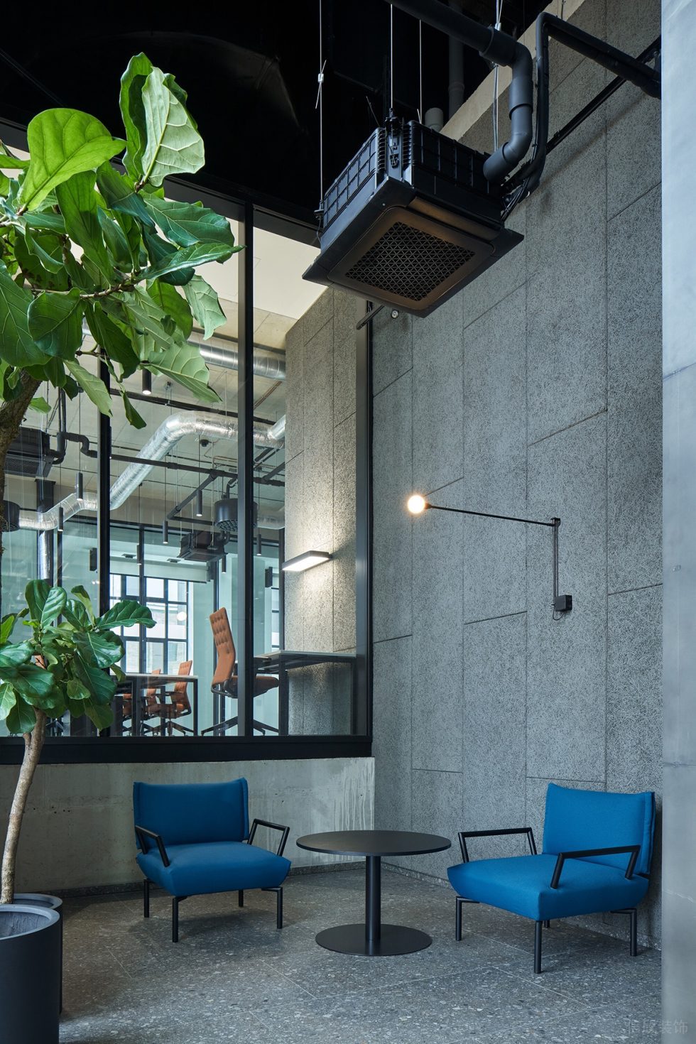 深色工業(yè)風(fēng)辦公室裝修設(shè)計(jì)灰藍(lán)色休息區(qū) 深色工業(yè)風(fēng)辦公室裝修設(shè)計(jì)灰藍(lán)色休息區(qū)