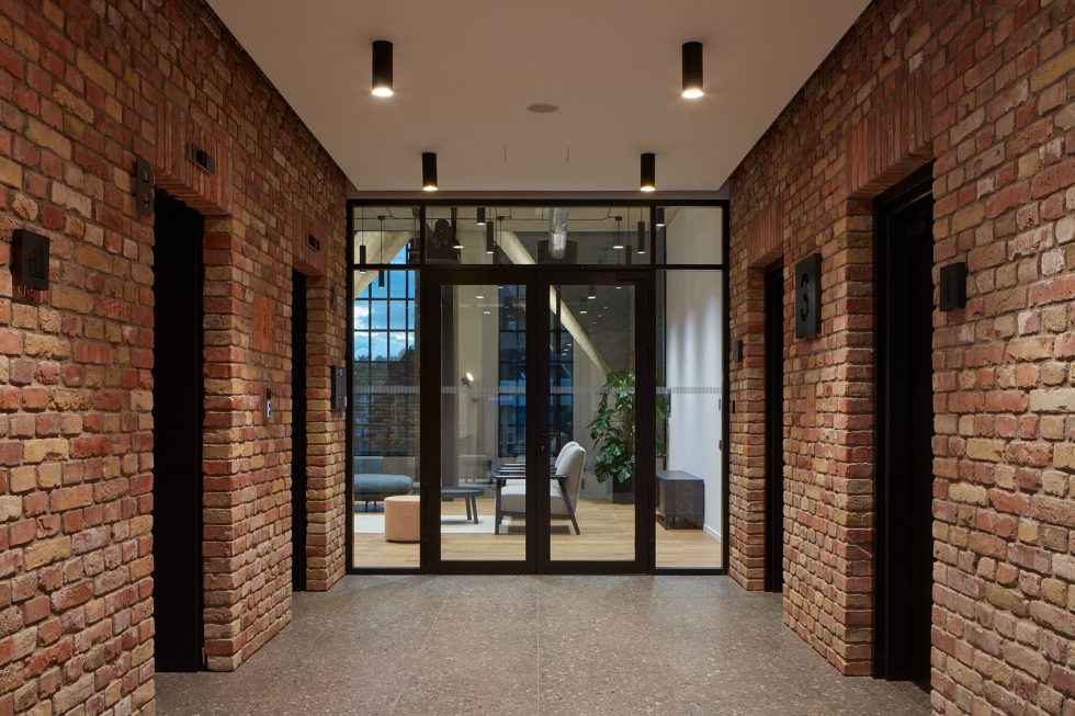 深色工業(yè)風(fēng)辦公室裝修設(shè)計(jì)暖色調(diào)電梯廳