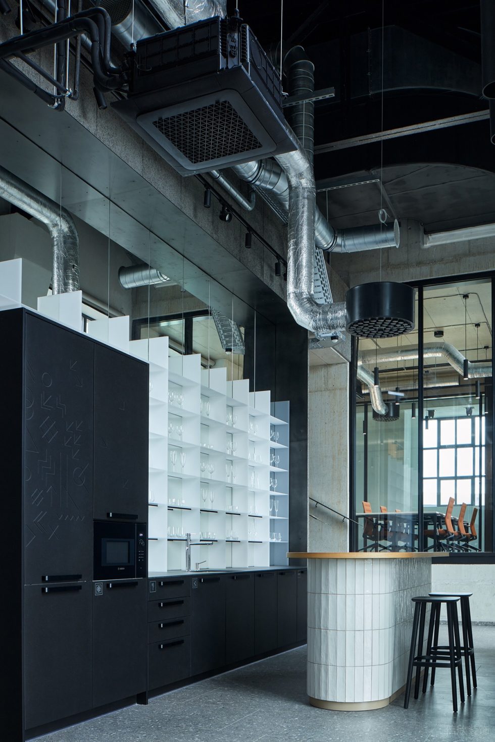 深色工業(yè)風(fēng)辦公室裝修設(shè)計(jì)黑白色水吧 深色工業(yè)風(fēng)辦公室裝修設(shè)計(jì)黑白色水吧