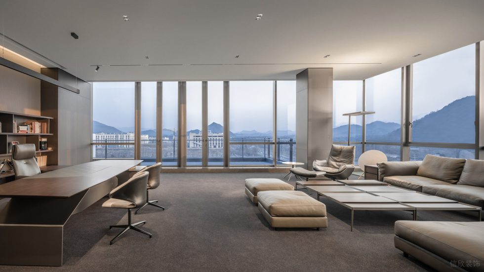 原木質(zhì)感灰色調(diào)現(xiàn)代簡約風(fēng)辦公室裝修設(shè)計(jì)灰色調(diào)董事長辦公室