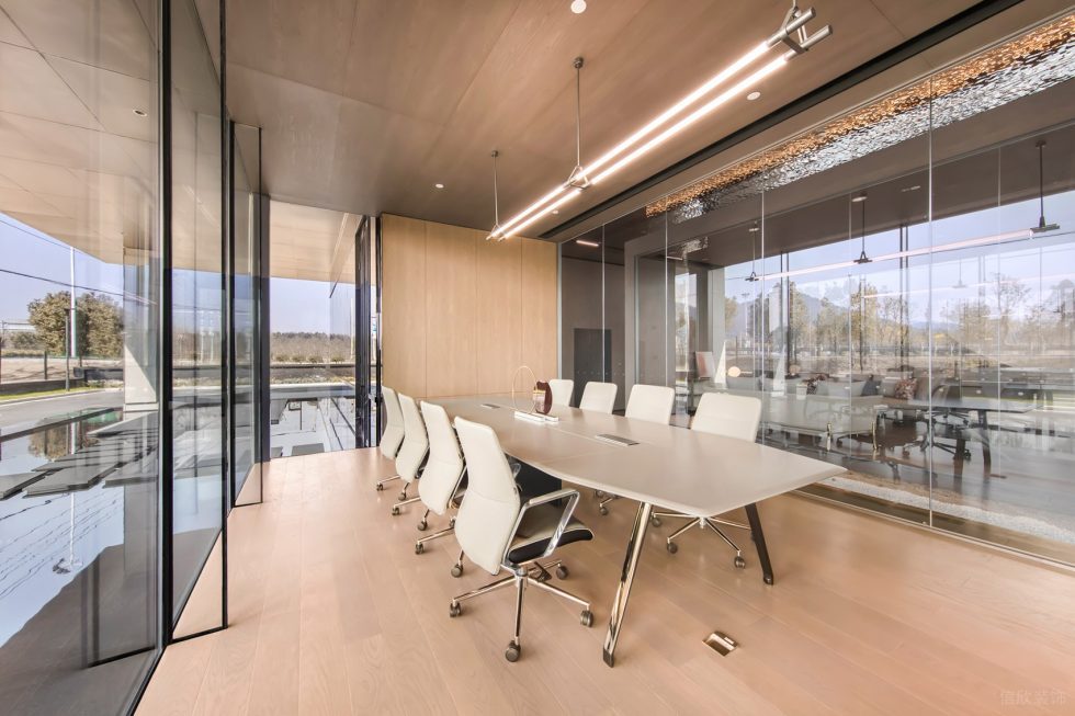 原木質(zhì)感灰色調(diào)現(xiàn)代簡約風(fēng)辦公室裝修設(shè)計原木色會議室