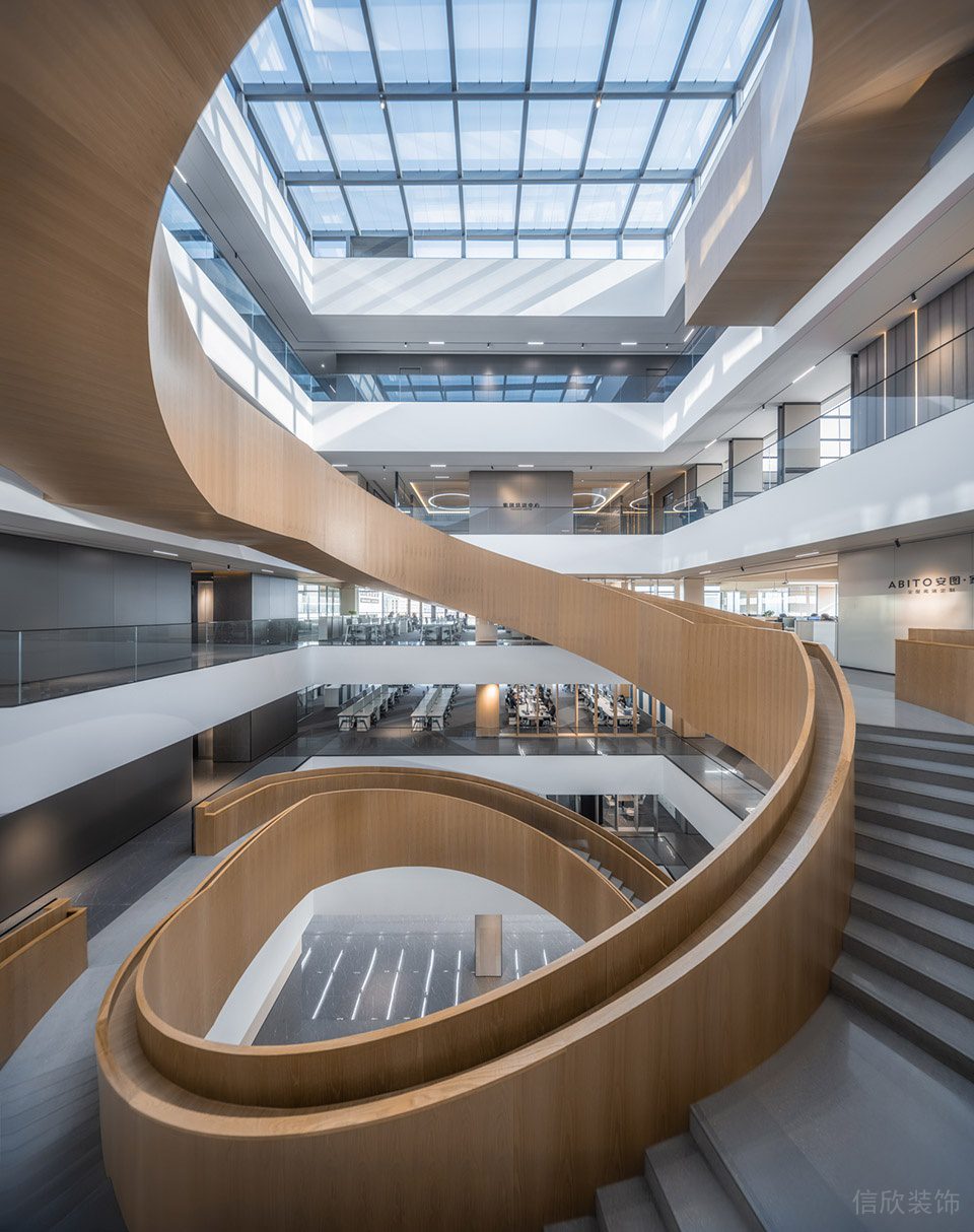 原木質(zhì)感灰色調(diào)現(xiàn)代簡約風(fēng)辦公室裝修設(shè)計(jì)原木色樓梯