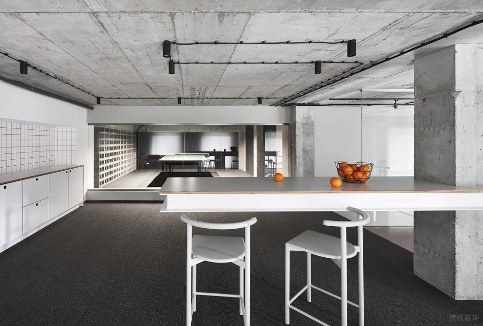 黑白灰前衛(wèi)極簡風辦公室裝修設計灰白色吧臺休閑區(qū)