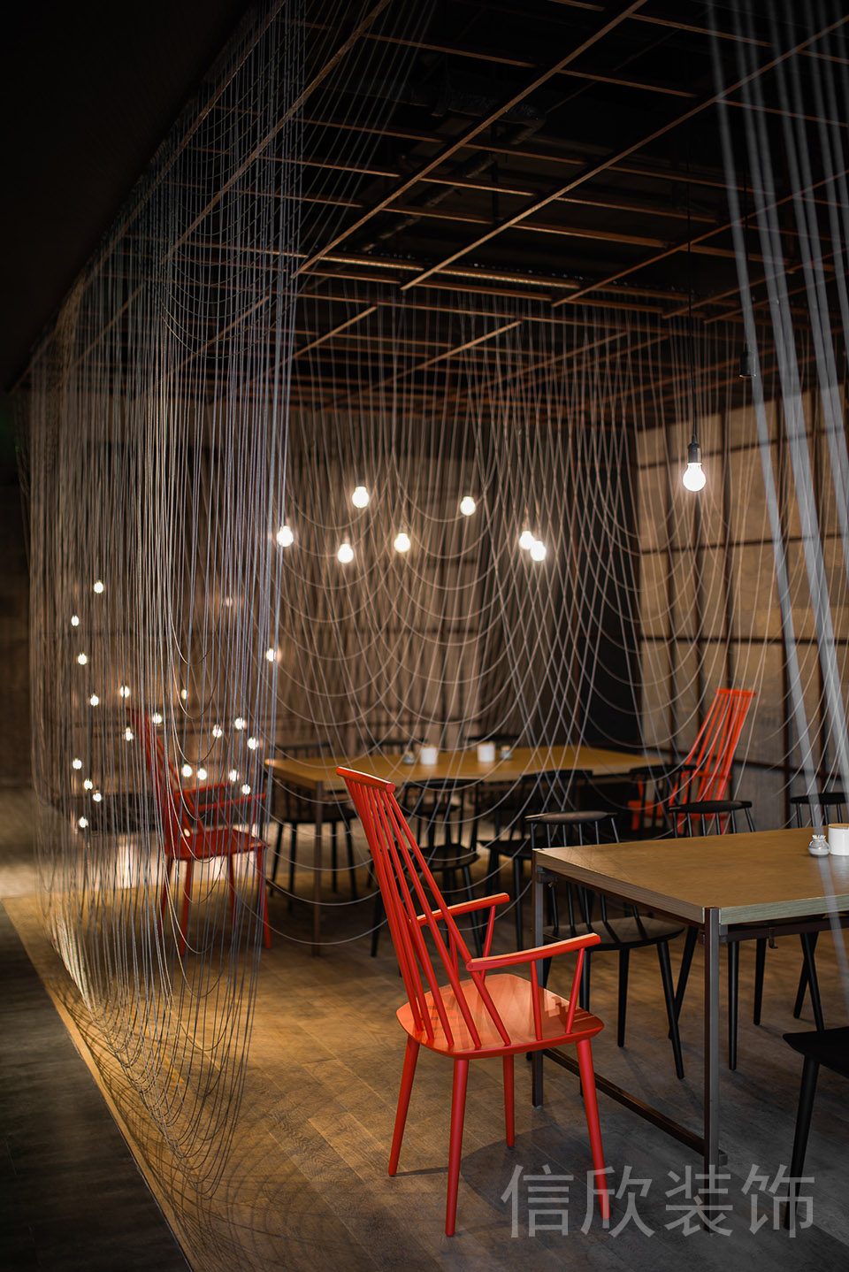 深圳福田沙嘴面館鋼木餐桌紅色餐椅裝修設(shè)計(jì)