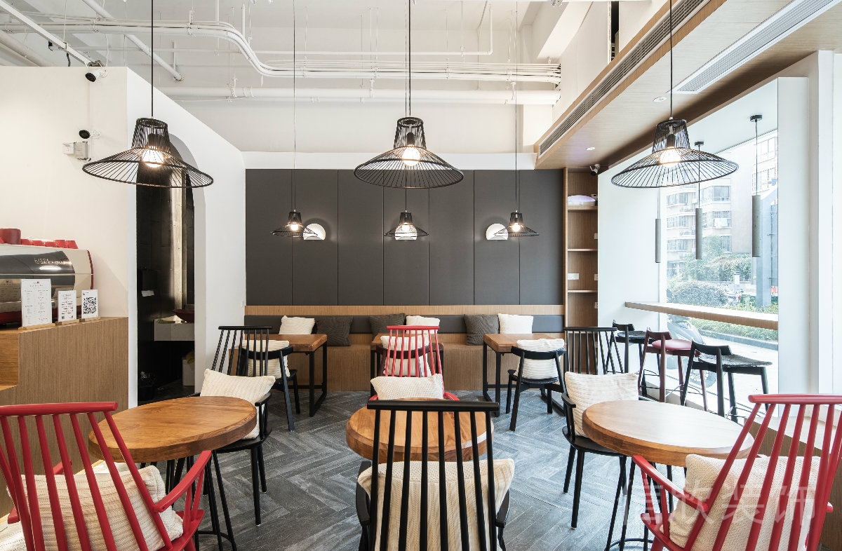 深圳羅湖國貿(mào)面包店地面魚骨紋防滑木紋地磚裝修設(shè)計