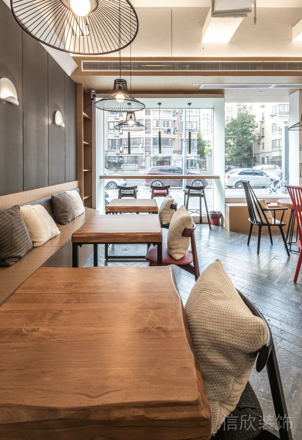 深圳羅湖國貿(mào)面包店靠墻邊軟座小方餐桌裝修設(shè)計