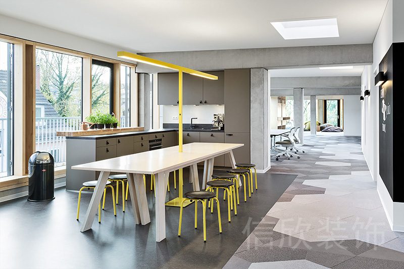 深圳鹽田港工業(yè)大廈中小型工作室現代商務裝修設計多人討論休息進餐區(qū)