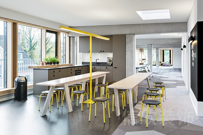 深圳鹽田港工業(yè)大廈中小型工作室現代商務裝修設計多人討論休息木材桌面展開式