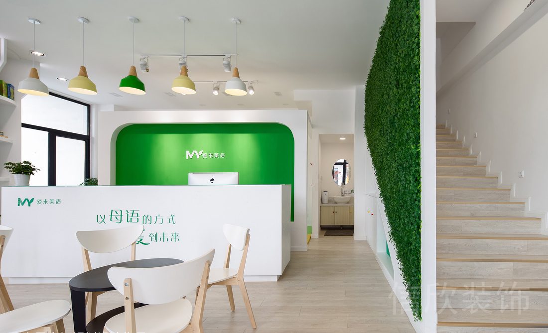 羅湖區(qū)羅湖口岸愛未母語語言培訓中心木質階梯和大廳過道視角
