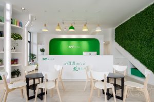 深圳市羅湖口岸愛未母語語言培訓(xùn)機(jī)構(gòu)亞克力背景墻前臺接待處