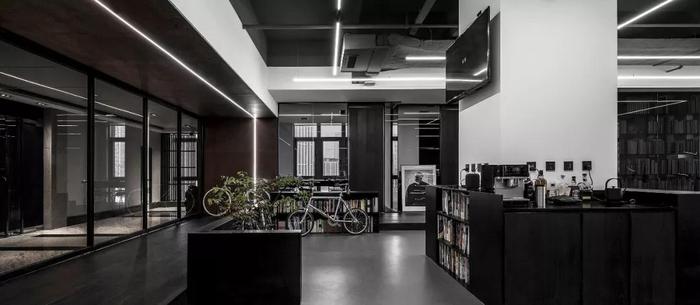 暗黑現(xiàn)代風(fēng)辦公空間過道柜體裝修設(shè)計