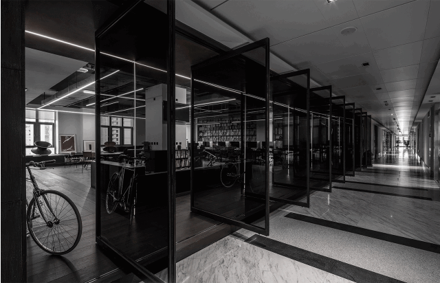 暗黑現(xiàn)代風(fēng)辦公空間過道裝修設(shè)計