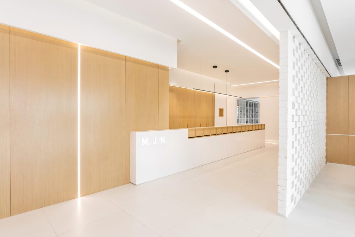 辦公室大廳前臺區(qū)隔斷洞洞板原木風效果圖