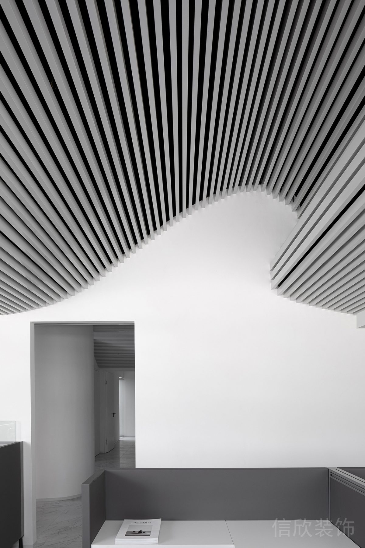 白色極簡風辦公空間辦公區(qū)白色格柵天花裝修設(shè)計