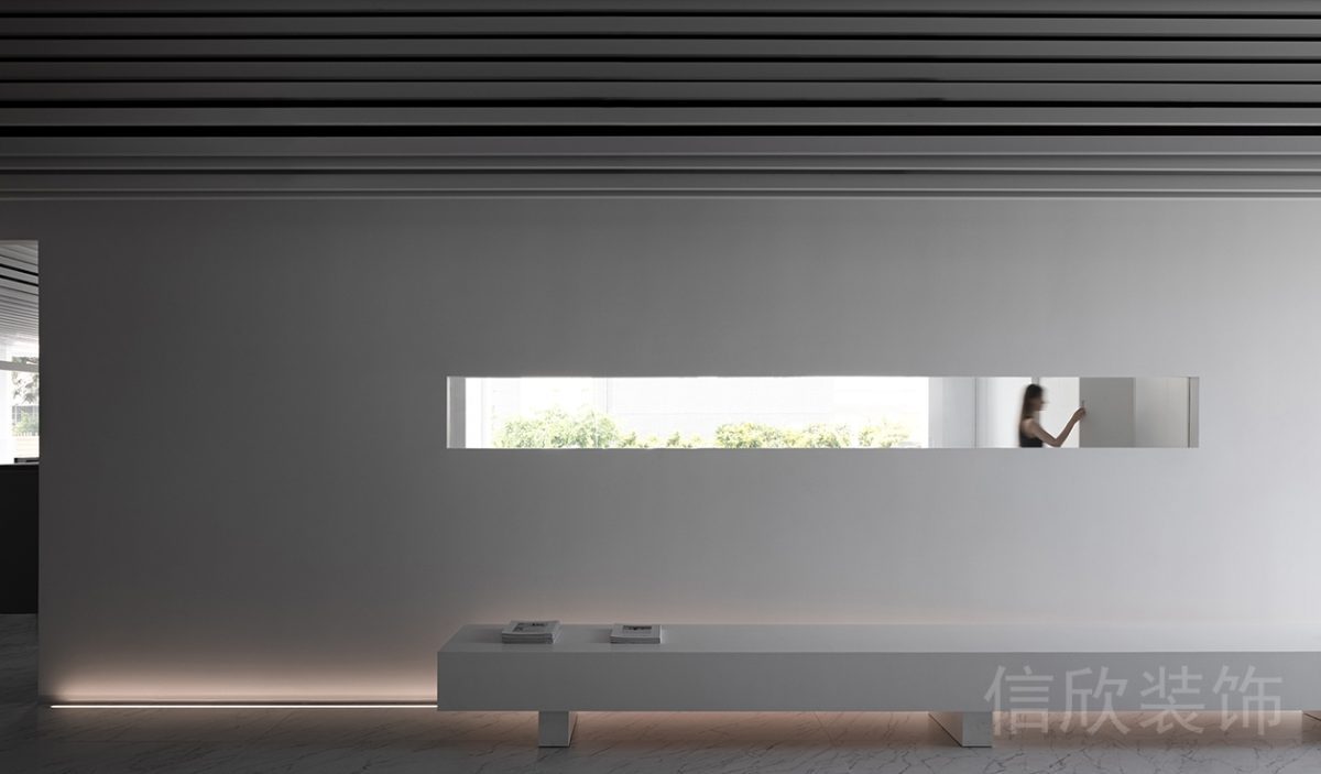 白色極簡風辦公空間展示區(qū)墻面裝修設(shè)計