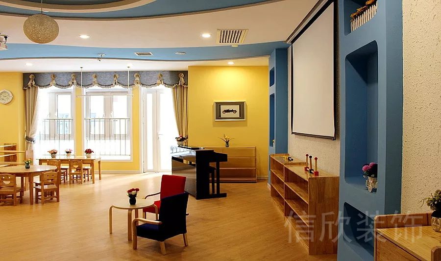 惠州市財(cái)富大廈辦公區(qū)域黃藍(lán)配色復(fù)古實(shí)用投影交流會議空間