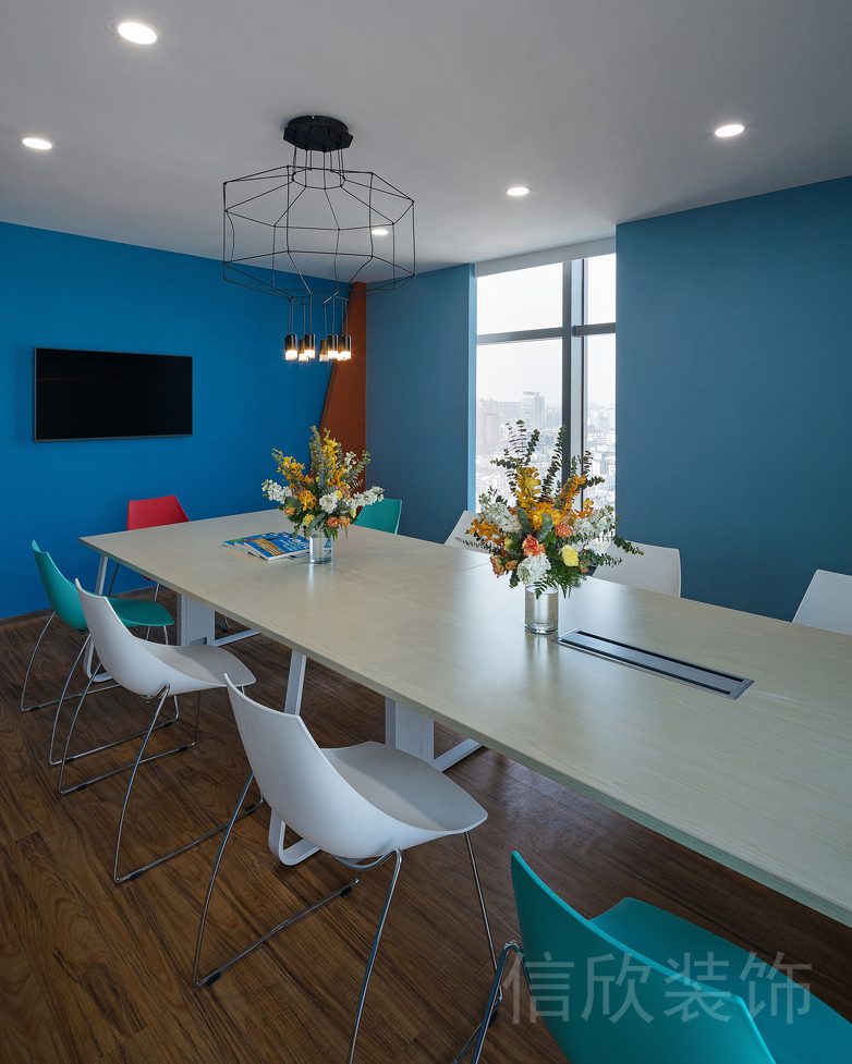 深圳市KB英語筍崗機構(gòu)興趣青少年培訓(xùn)中心會議室多人討論裝修設(shè)計