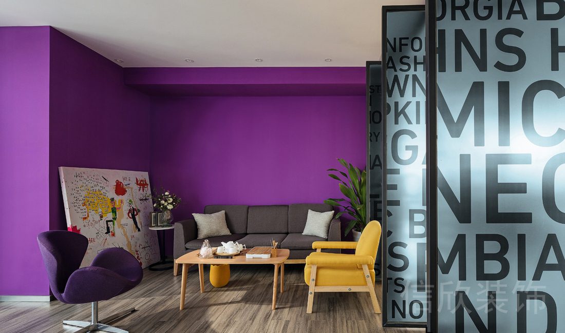 羅湖區(qū)筍崗寶能中心大廈工作室KB青少年培訓(xùn)中心洽談室紫黃撞色字母裝修設(shè)計