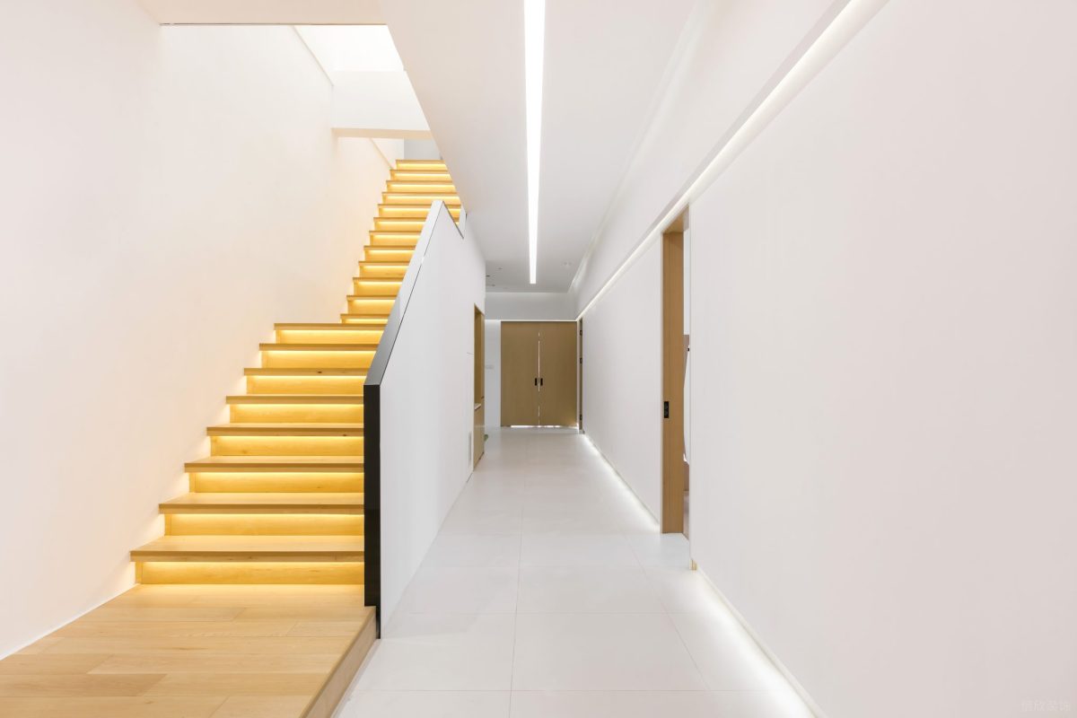 復(fù)式辦公室樓梯過道木飾面設(shè)計