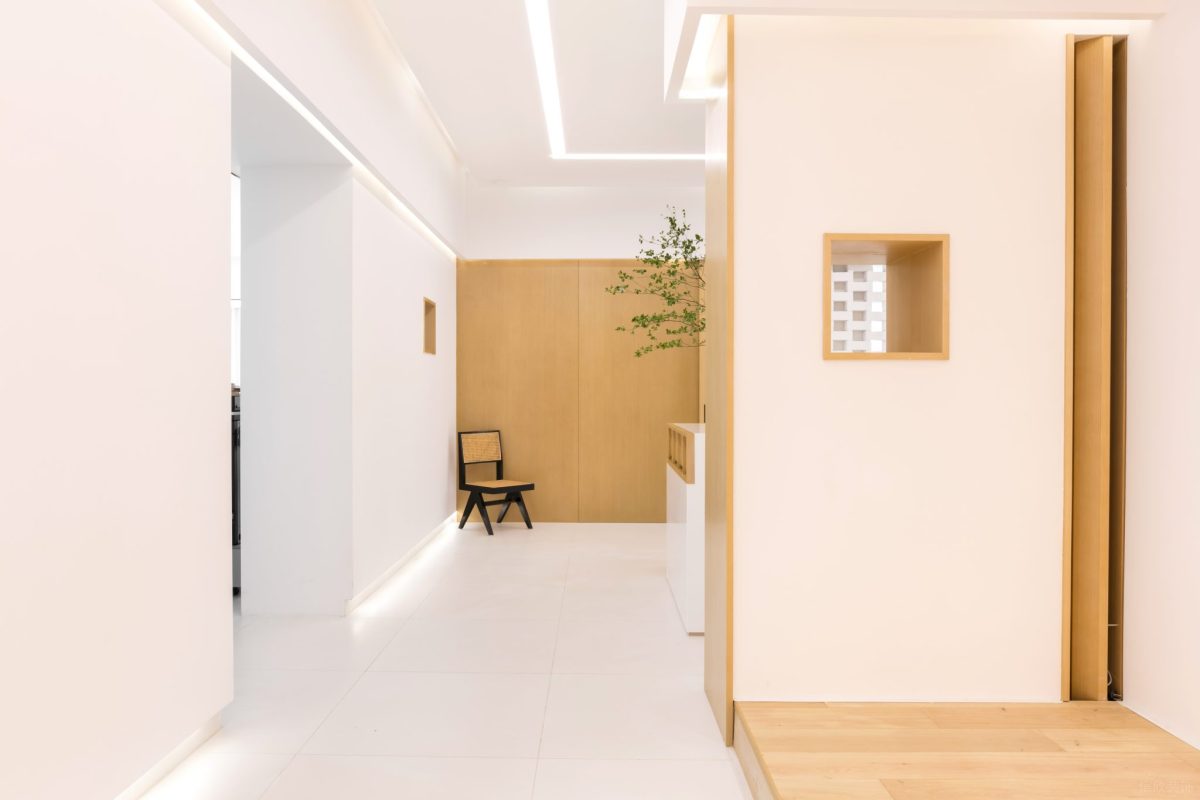 方形鏤空墻體設(shè)計抬高地面辦公室過道