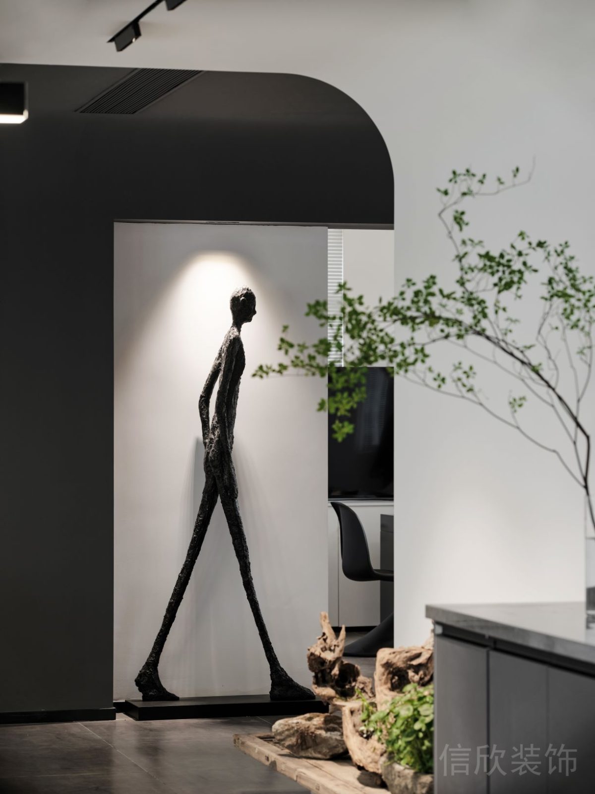 古典現(xiàn)代簡約風(fēng)辦公空間過道黑色墻頂面設(shè)計