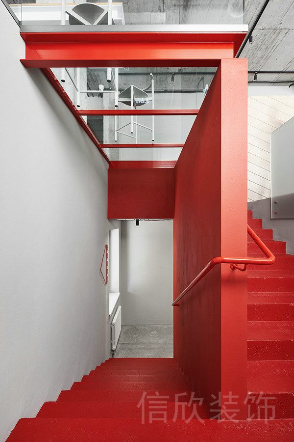 工業(yè)現(xiàn)代風(fēng)辦公空間紅色金屬樓梯裝修設(shè)計(jì)