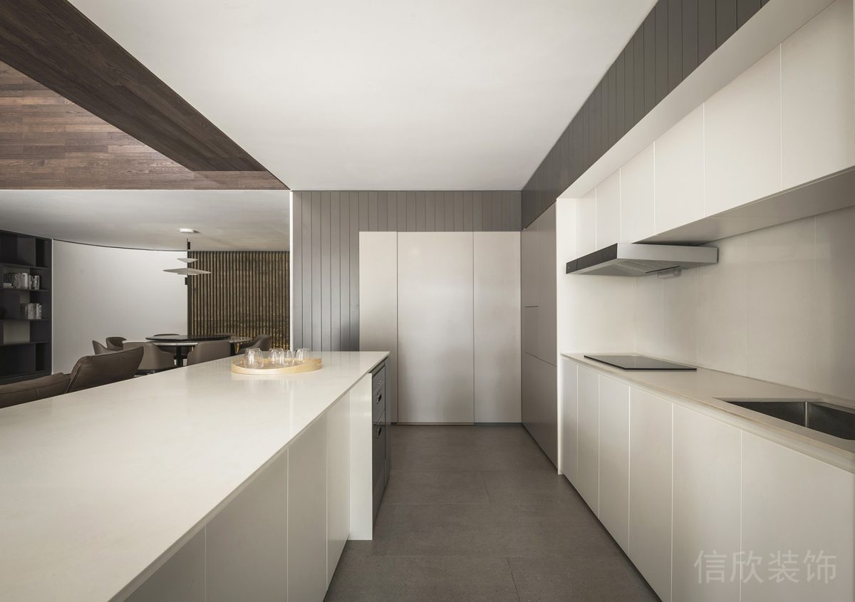 工作室廚房烹飪區(qū)域純白色護(hù)墻板設(shè)計