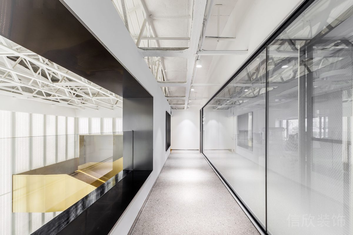 黑白色調(diào)簡(jiǎn)約會(huì)議室無(wú)天花過(guò)道效果圖