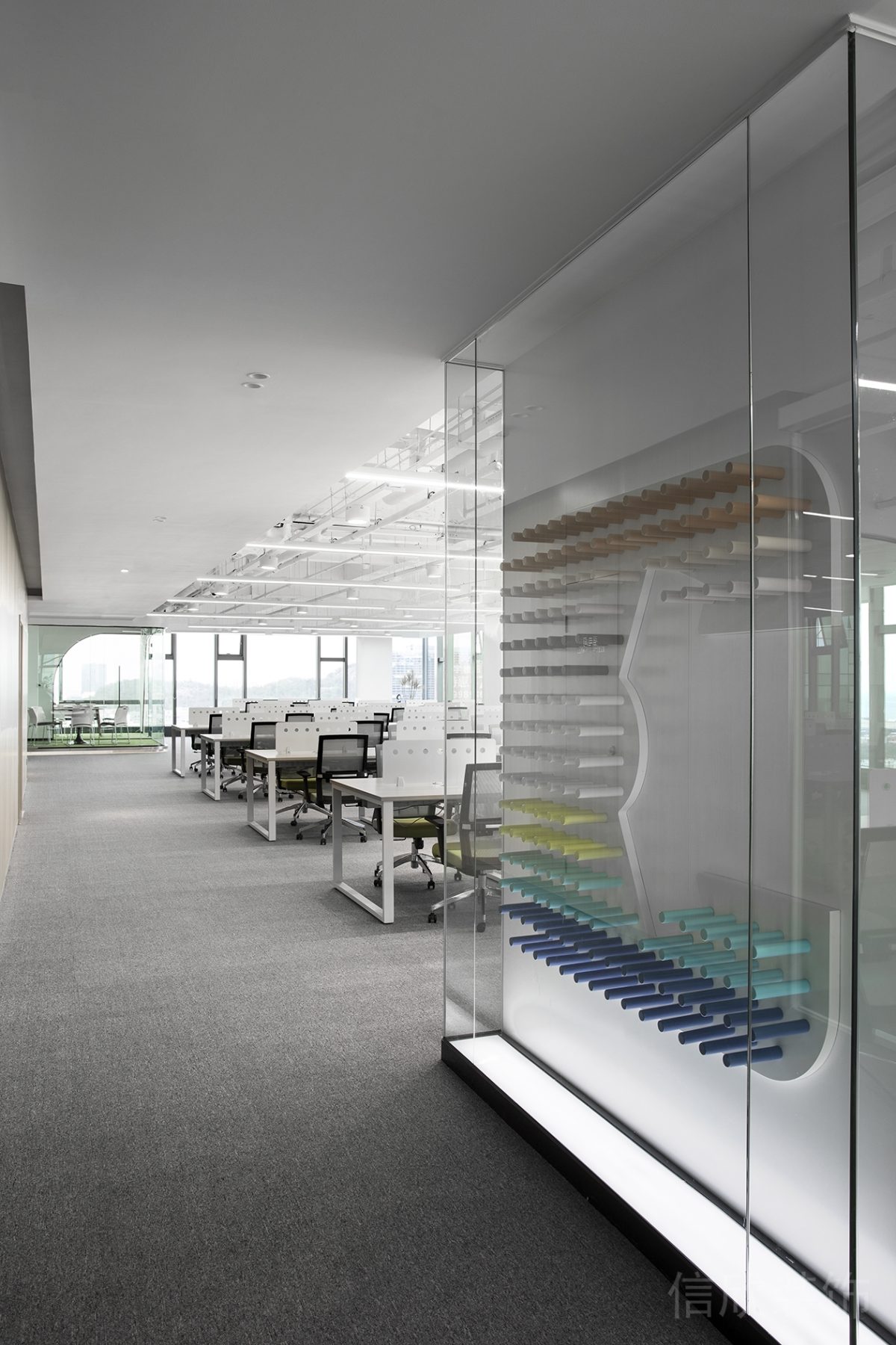 極簡現(xiàn)代風辦公空間過道墻面藝術(shù)裝置裝修設計