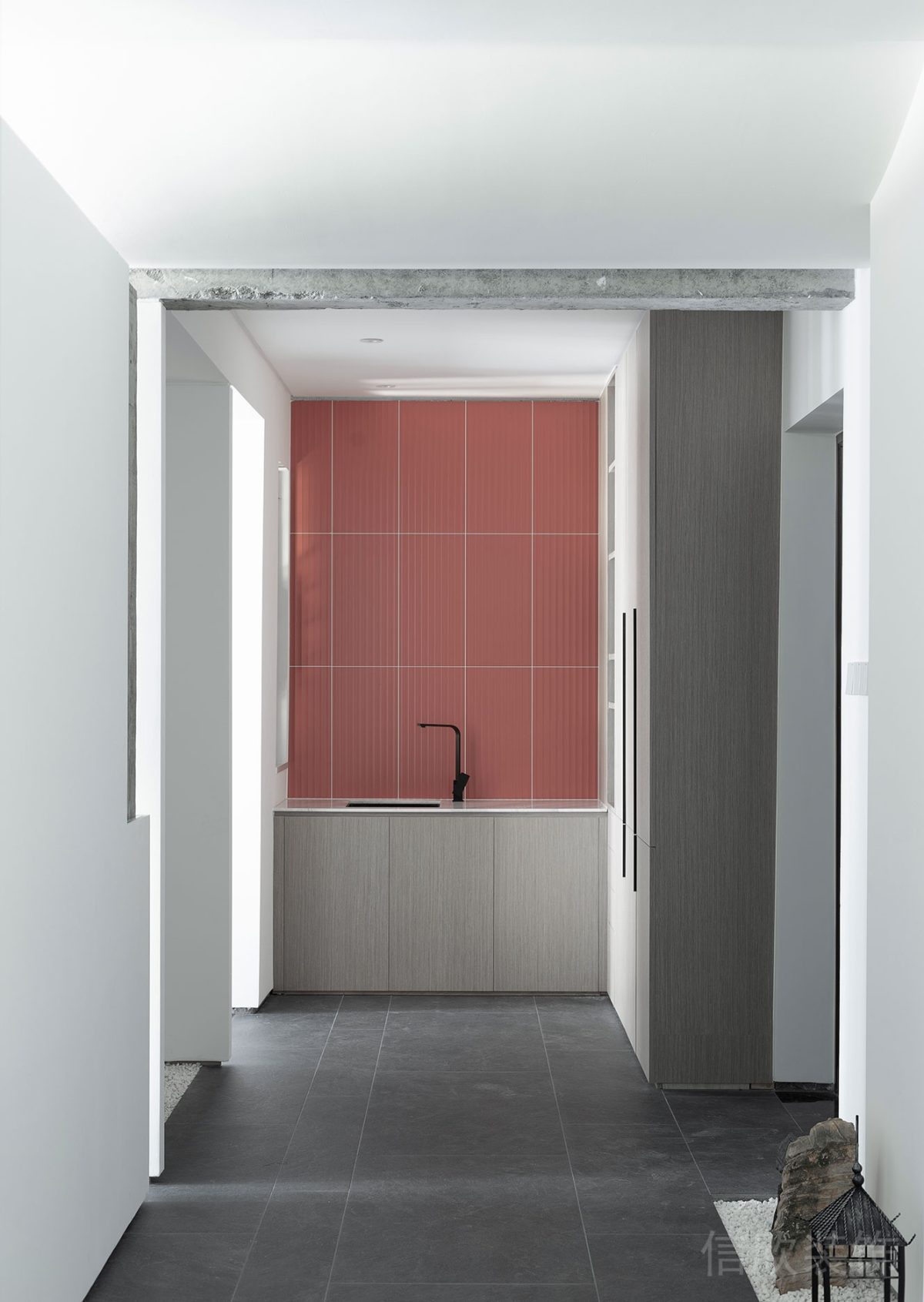 簡約現(xiàn)代風辦公空間水吧臺墻面紅色瓷磚裝修設計