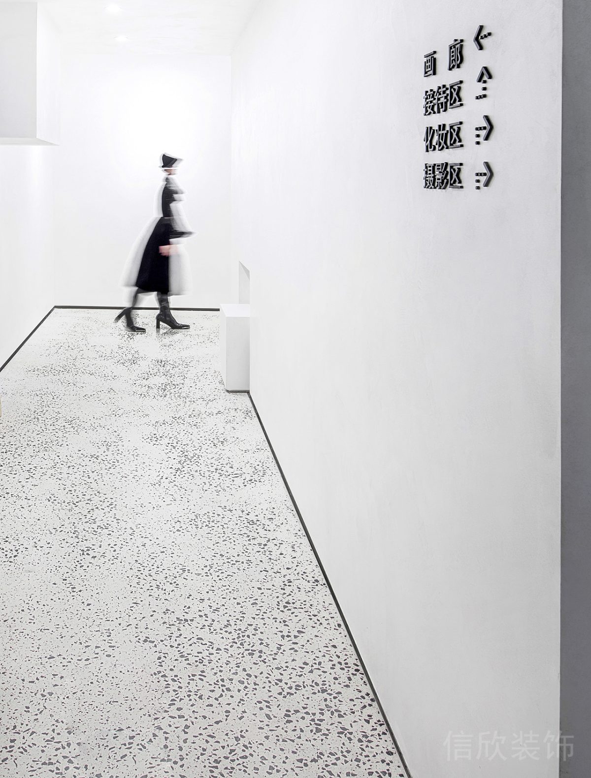 藍(lán)白極簡風(fēng)攝影工作室過道裝修設(shè)計