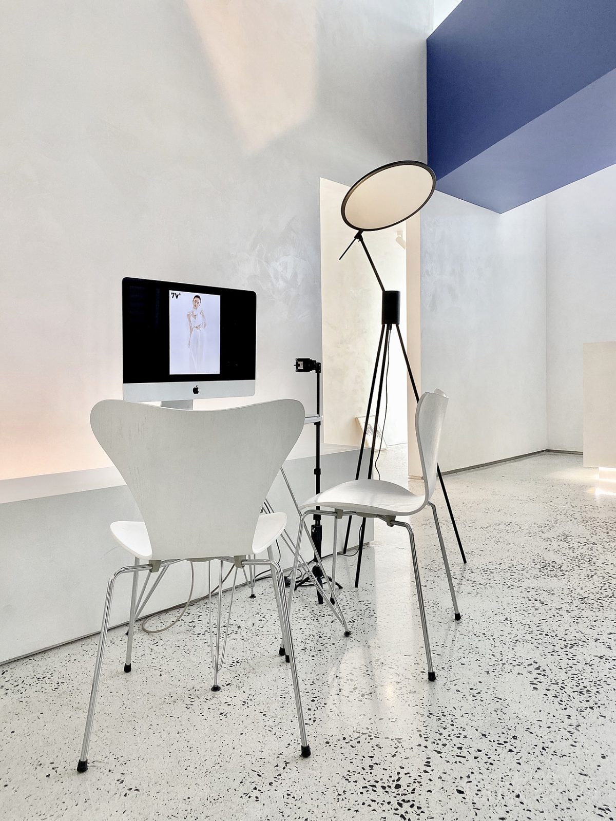 藍(lán)白極簡風(fēng)攝影工作室工作區(qū)裝修設(shè)計