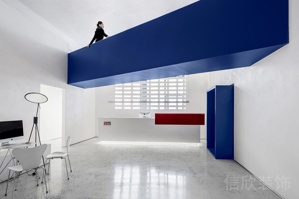 藍(lán)白極簡風(fēng)攝影工作室接待臺(tái)裝修設(shè)計(jì)