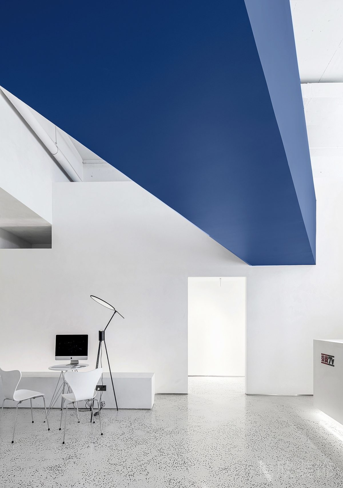 藍(lán)白極簡風(fēng)攝影工作室空中連廊裝修設(shè)計