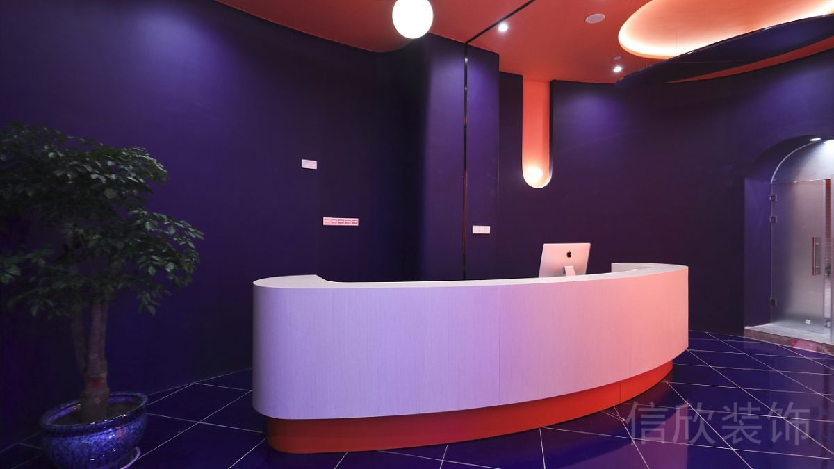 龍華區(qū)理想時代大廈同心游泳館裝修設計開放式前臺墻漆與柜臺的撞色設計