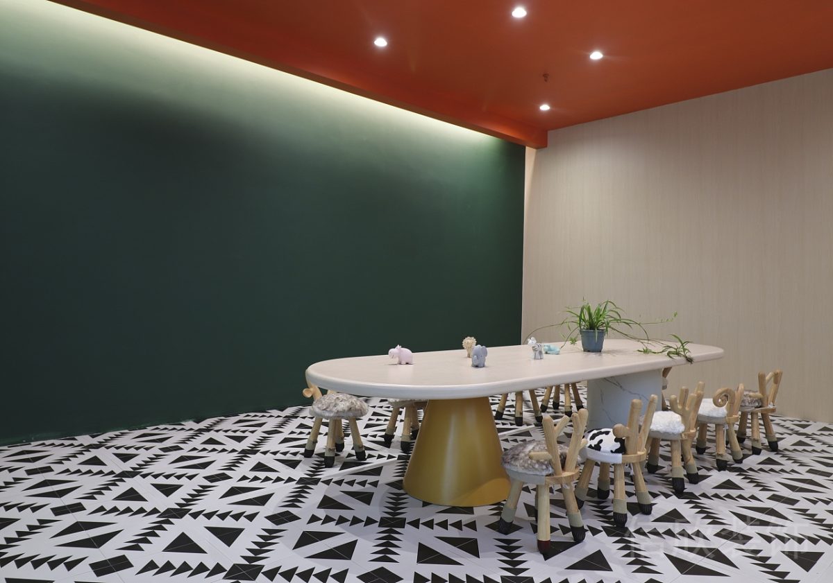 理想時代大廈同心游泳館裝修設(shè)計休息室極簡桌椅