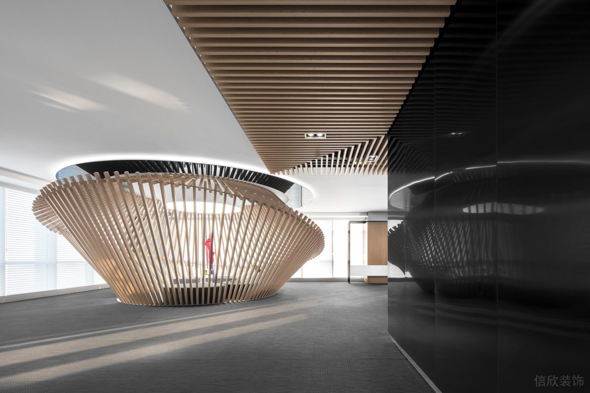 柵格木質(zhì)過(guò)道辦公室設(shè)計(jì)