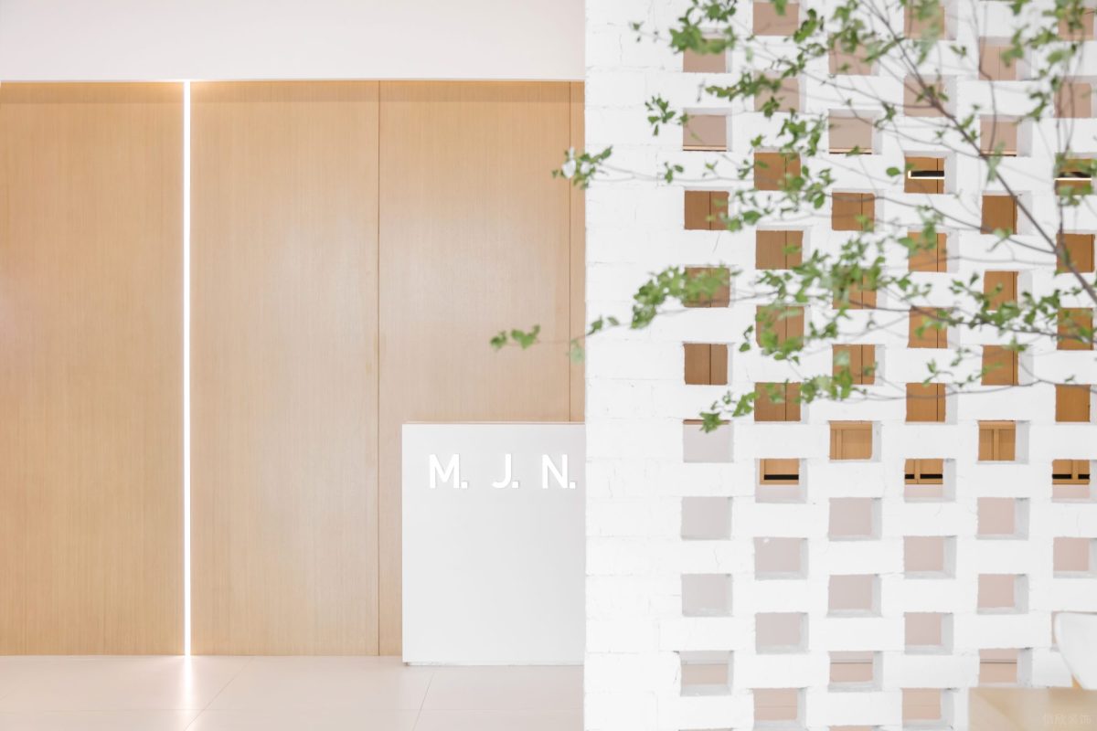 室內(nèi)洞洞板木系自然風辦公室前臺設計