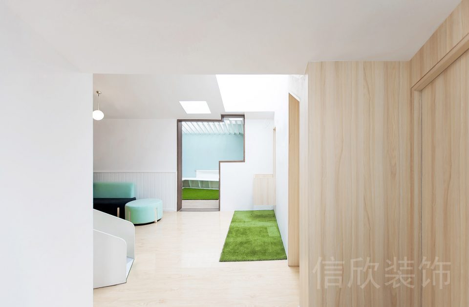 深圳福田區(qū)華強北少兒教育培訓機構娛樂大廳木質墻面裝修