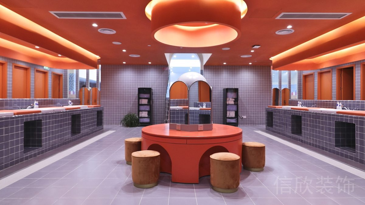 深圳市龍華區(qū)理想時代大廈同心游泳館裝修設(shè)計沐浴廁所圓形強調(diào)色木桌隱藏式桌椅