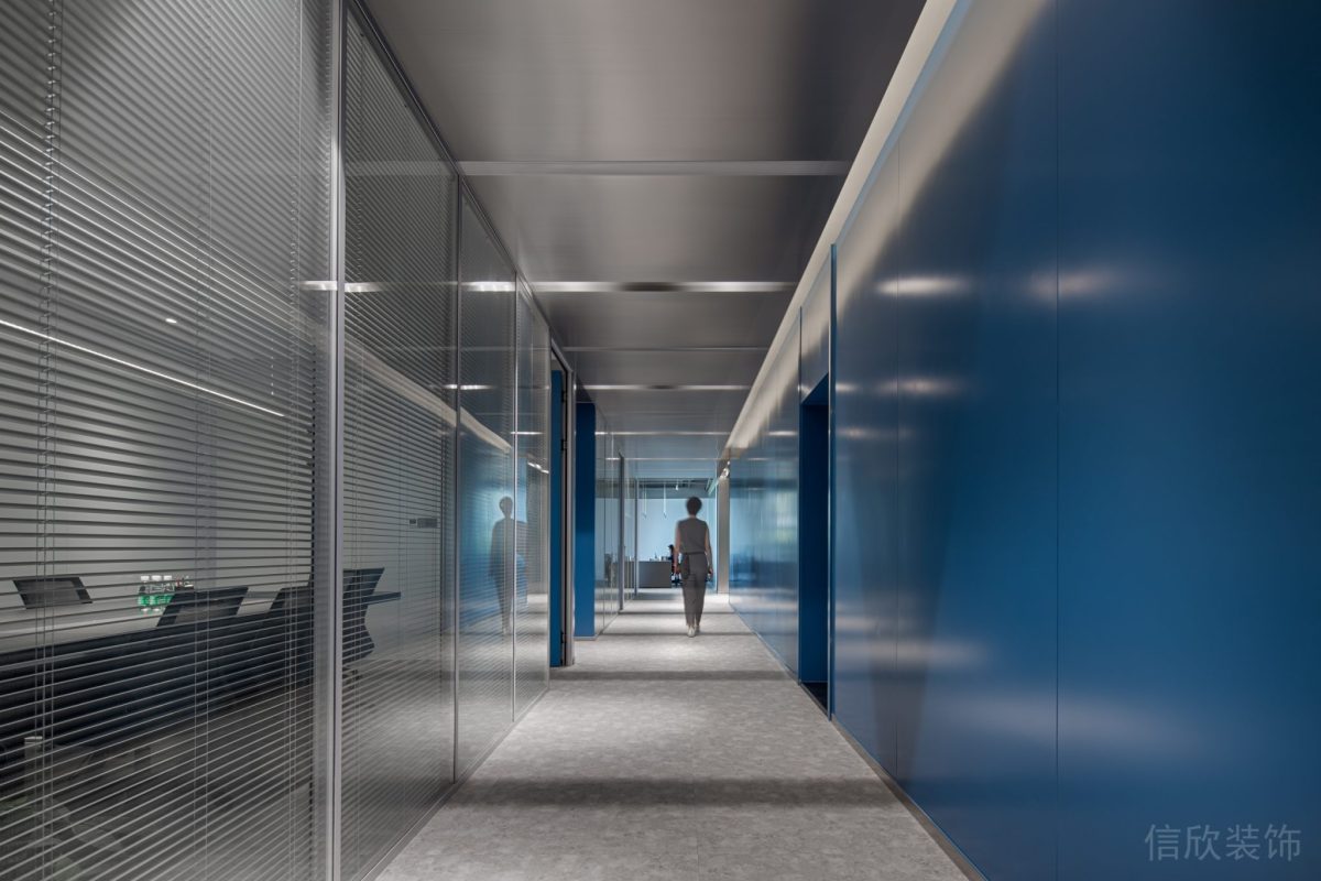 現(xiàn)代工業(yè)風(fēng)辦公空間過道藍(lán)色鋁扣板墻面裝修設(shè)計(jì)