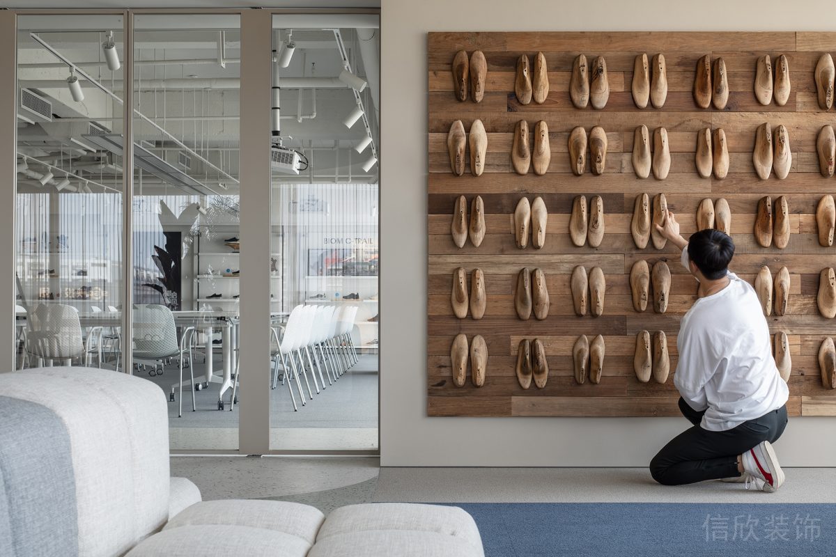 現(xiàn)代簡約風(fēng)辦公空間接待區(qū)墻面實(shí)木造型設(shè)計(jì)