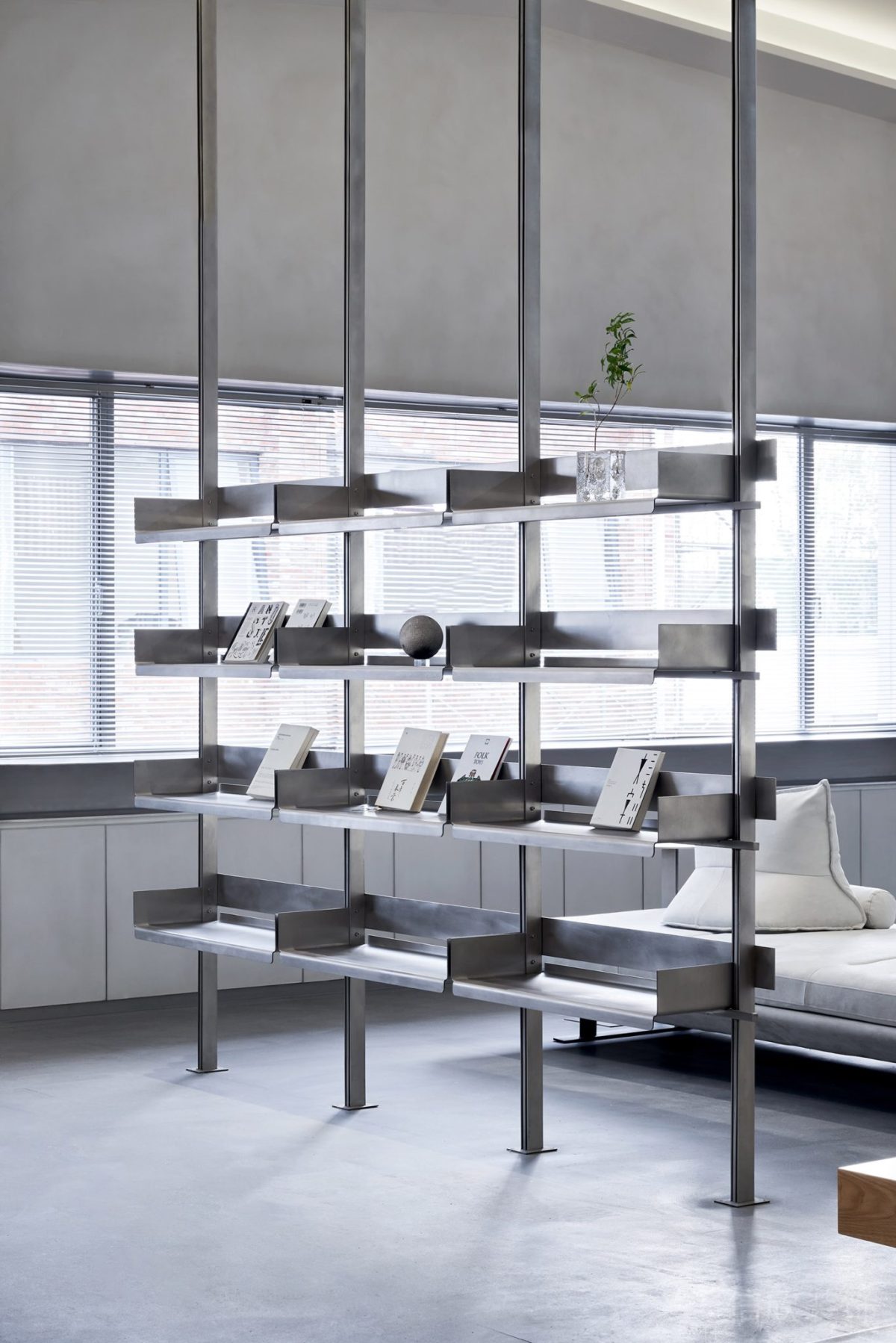 現(xiàn)代簡約風辦公空間休息區(qū)金屬隔斷柜體裝修設計