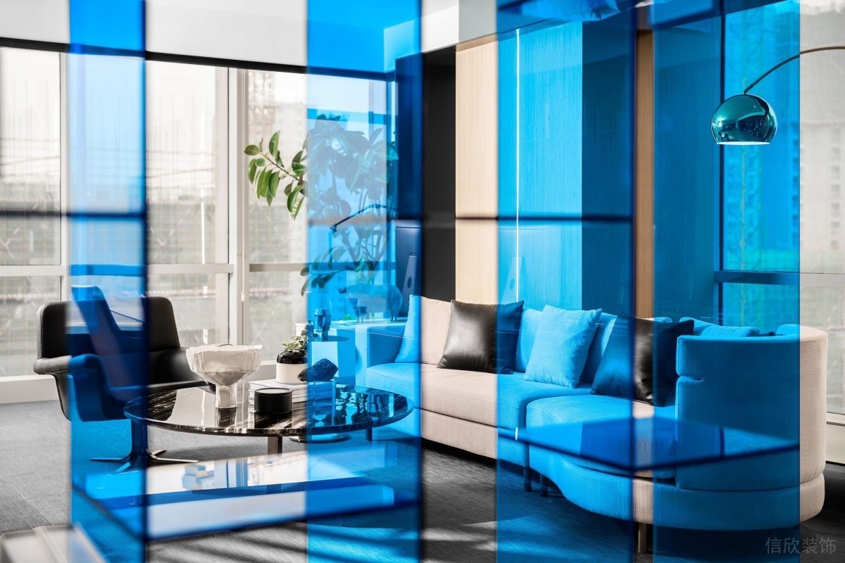 休息區(qū)透藍(lán)色隔板裝修設(shè)計(jì)