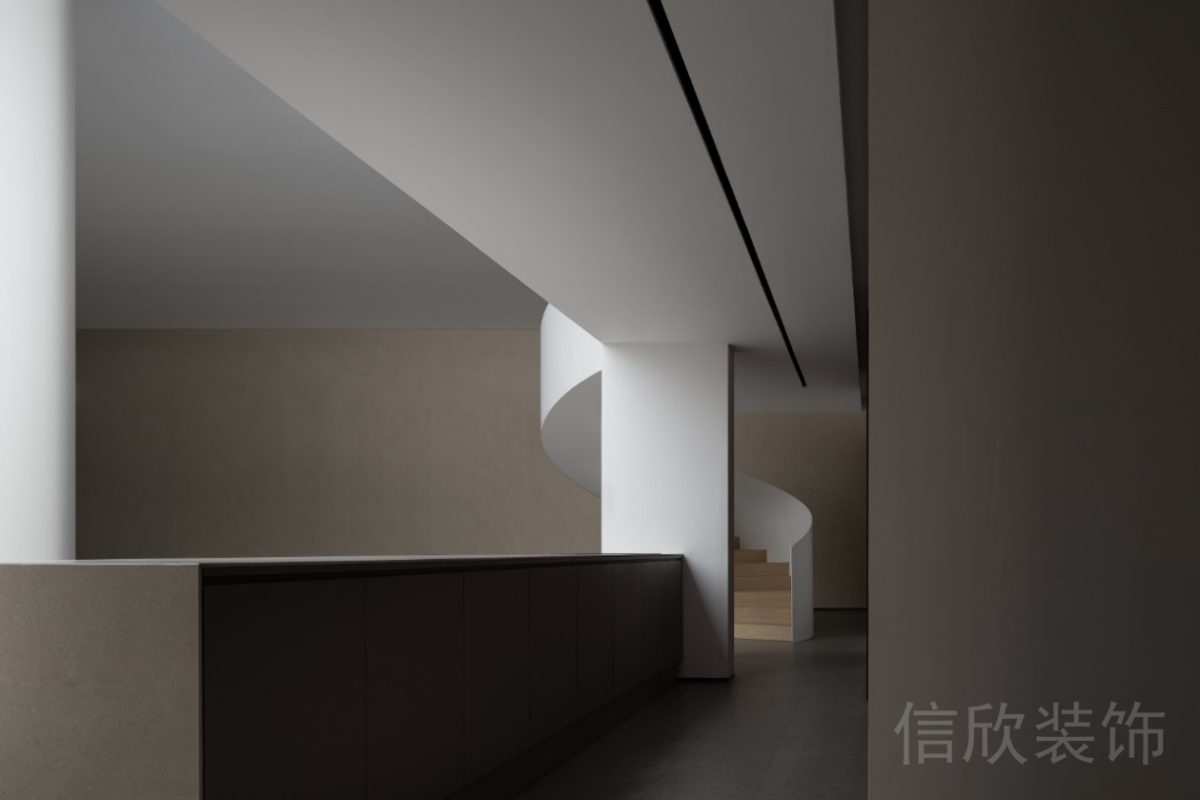 旋轉(zhuǎn)階梯黑白色調(diào)辦公室過(guò)道區(qū)域裝修圖