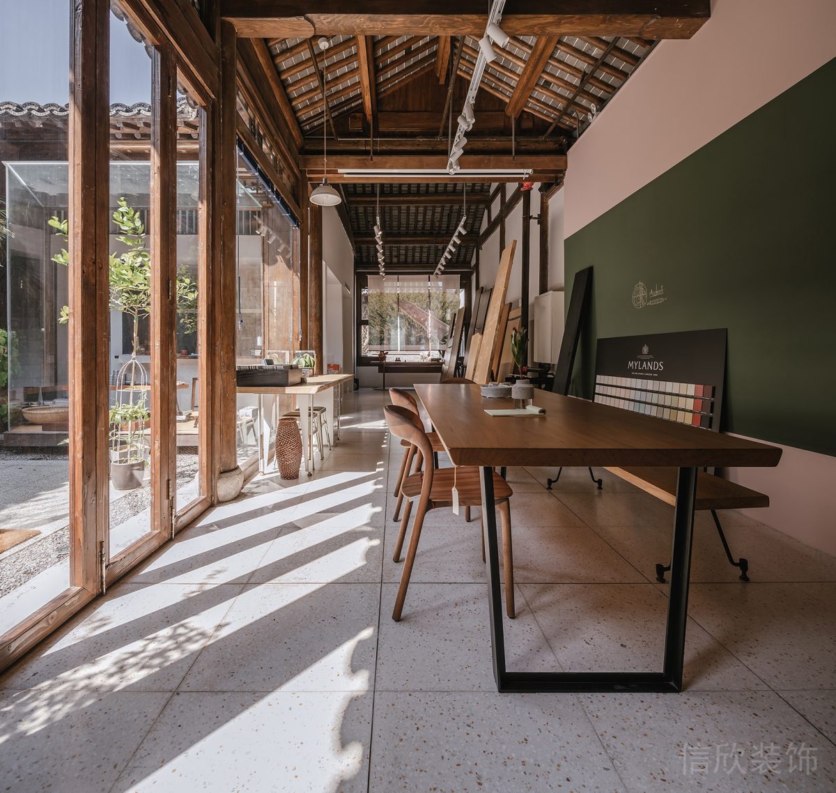 藝術(shù)辦公室木飾面長(zhǎng)桌辦公室效果圖